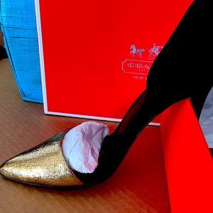 Coach Hollis 9.5 gold & black sexy pumps!